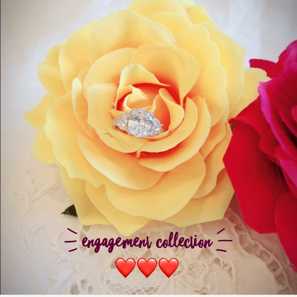 Jewelry - 🔥SALE🔥 White Sapphire & Silver Engagement Ring